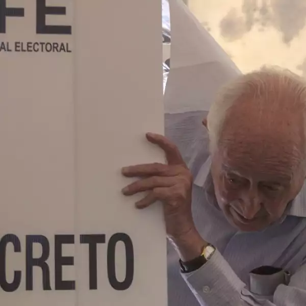 Luis H. Álvarez votando PAN