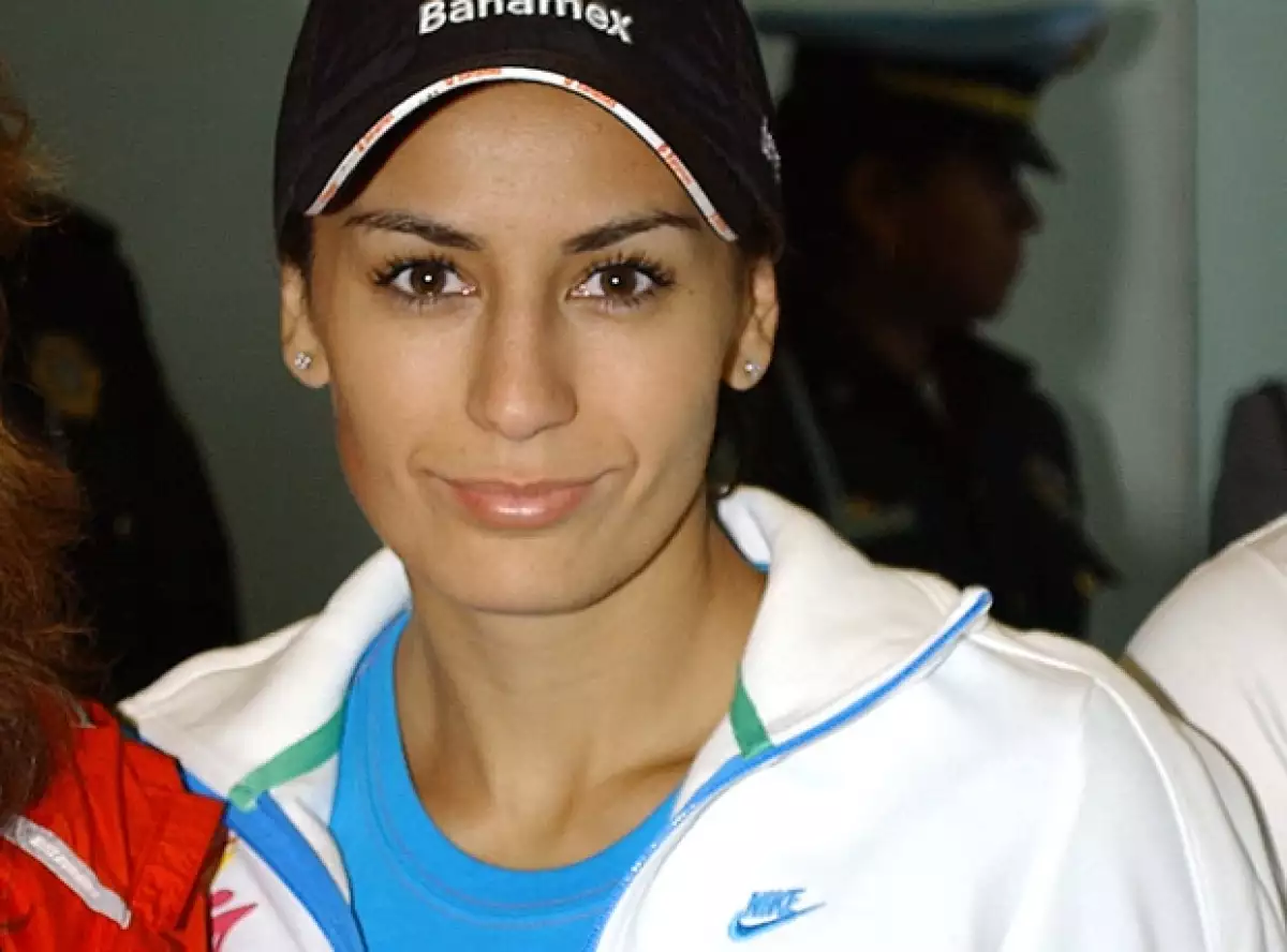 Paola Espinosa nació en La Paz, Baja California Sur.