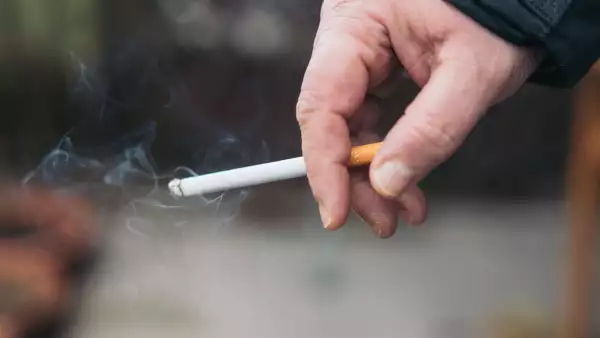 Persona que sostiene un cigarrillo, Concepto Dejar de fumar, Día Mundial Sin Tabaco