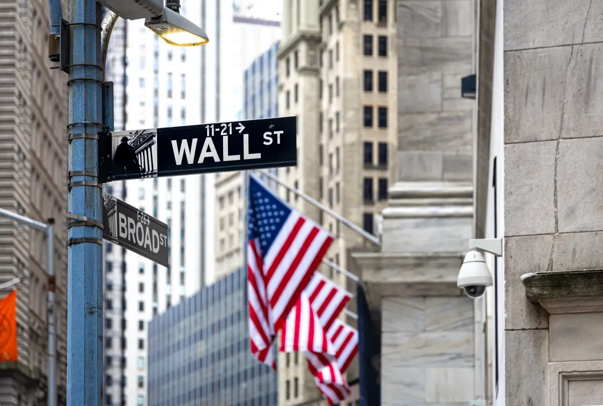 Primer plano del cartel de Wall Street en el distrito financiero de la ciudad de Nueva York. 