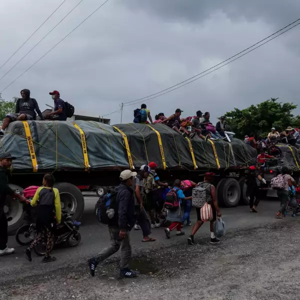 Migrantes abordaron un trailer sobre la carretera Transístmica-Sayula de Aleman-Matías Romero Avendaño hacia Piedra Blanca, Oaxaca.