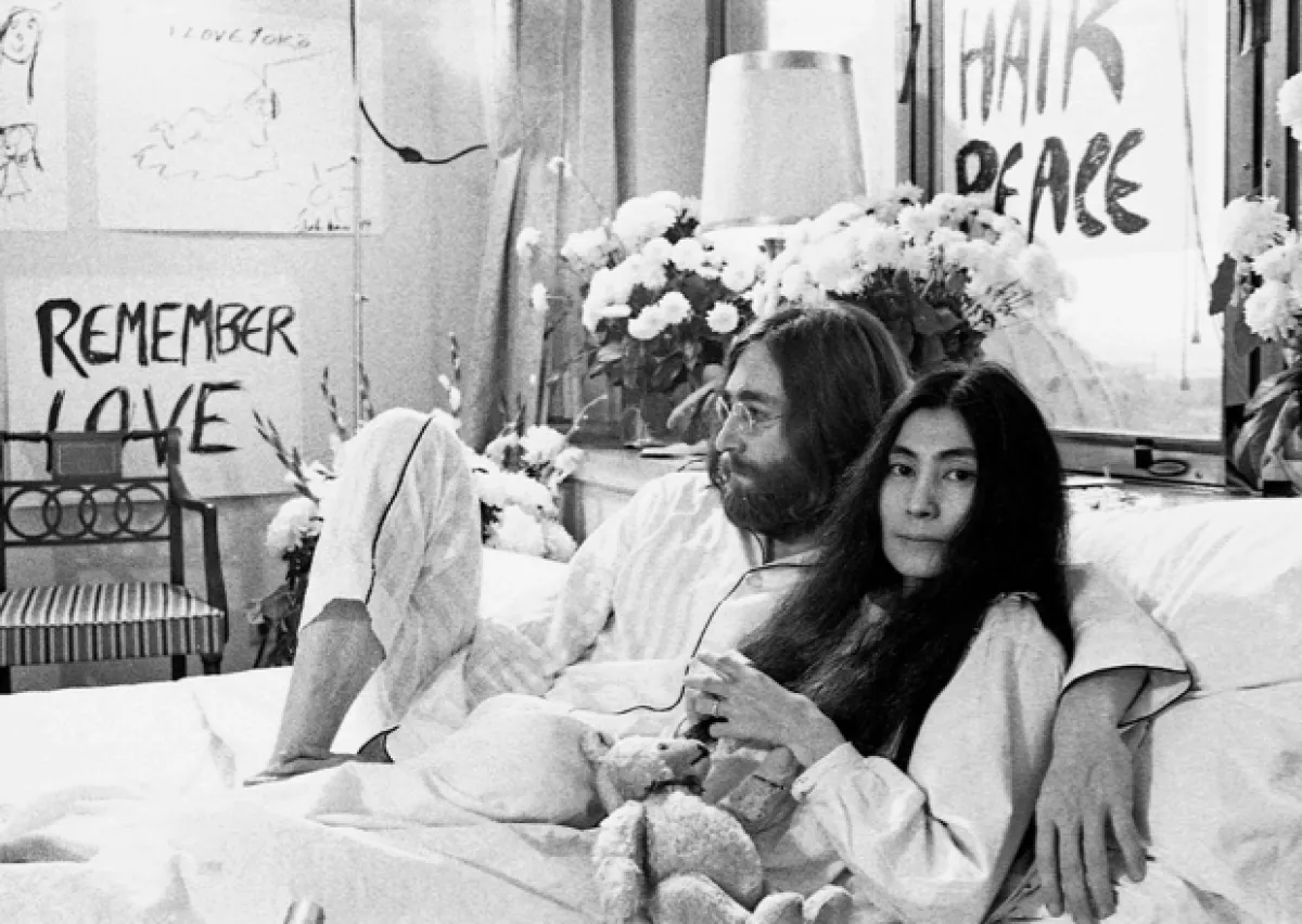 John Lennon y Yoko Ono, fueron una de las parejas que más buscaban experimentar la sexualidad y dejar atrás los tabús impuestos por la sociedad especialmente el de la bisexualidad.