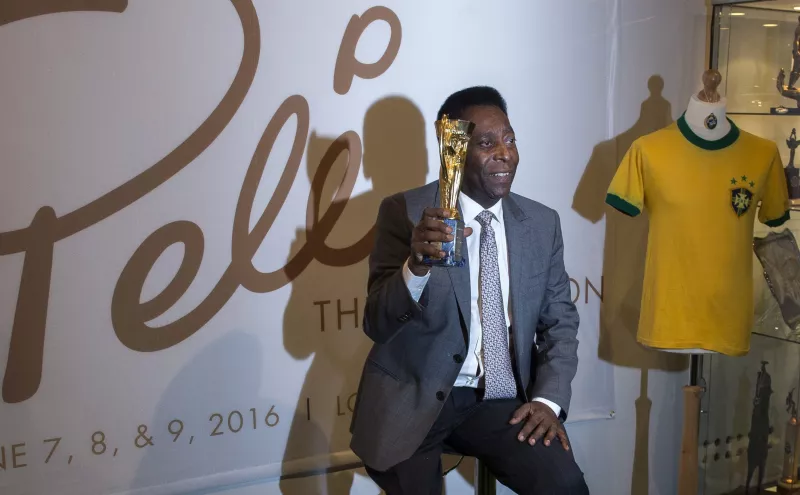 Es el único futbolista en obtener tres copas del mundo.