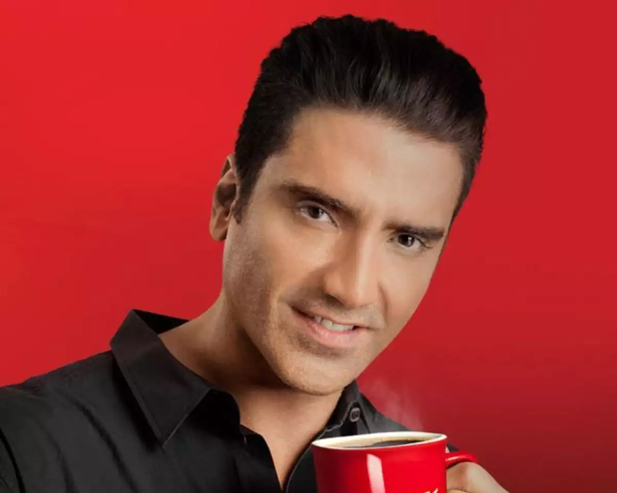 Medios nacionales como Reforma y El Universal dieron a conocer que de acuerdo con una revista de espectáculos nacional el cantante de 42 años se sometió a una cirugía rejuvenecedora.