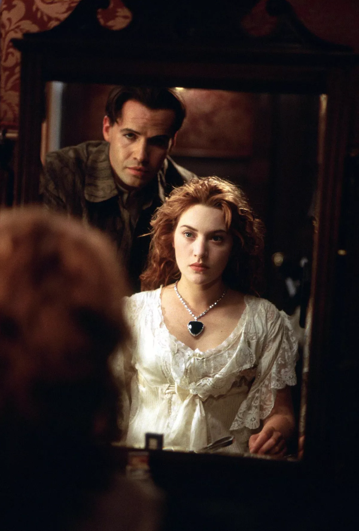 Kate Winslet usando el "corazón del océano" en el Titanic