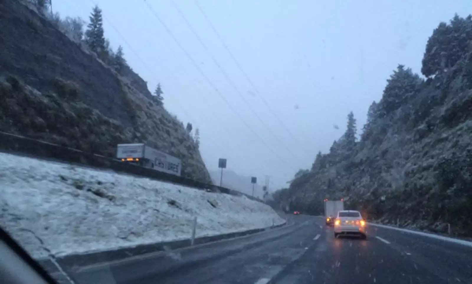 Las autoridades de protección civil pidieron a los automovilistas conducir con cuidado.