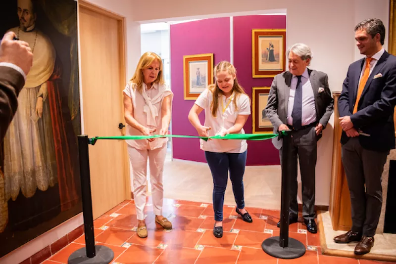 Ana López Morton cortando listón.jpg