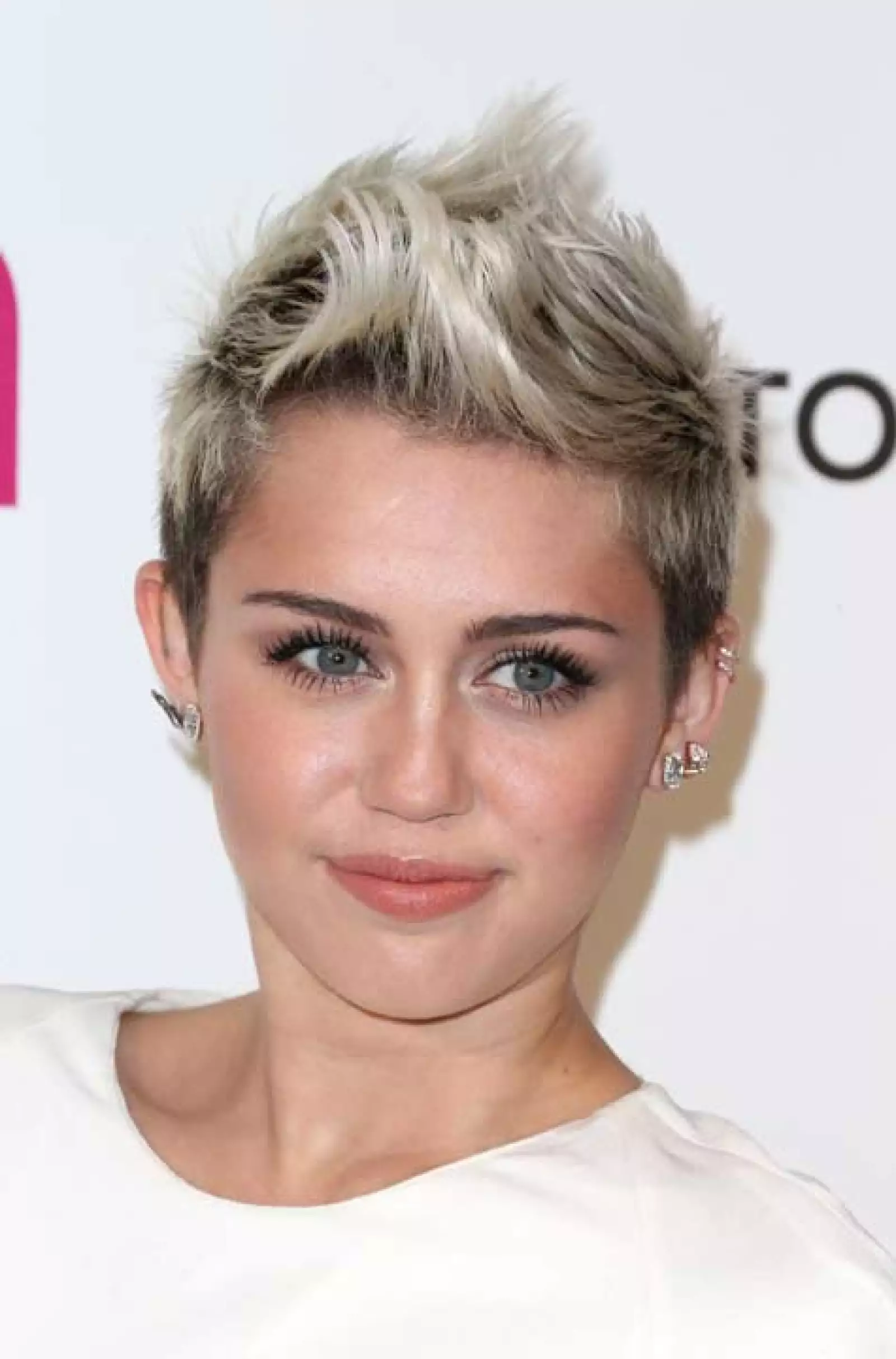 Aunque tenía el pelo corto, la cantante lucía natural.