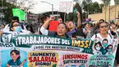 En la imagen, trabajadores del IMSS durante una manifestación.
