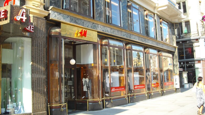 H&M llegó al mercado austriaco en 1994; actualmente tienen 65 tiendas, que facturaron 716.9 mdd en 2011.