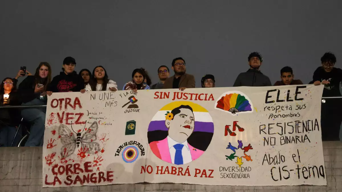 Cientos de personas se manifiestan en la Avenida Reforma en la Ciudad de México, el 13 de noviembre de 2023, tras la muerte de Jesús Ociel Baena, el primer magistrado abiertamente no binario de México, quien fue encontrado muerto en su casa el lunes.  Foto: Luis Cortés/AFP