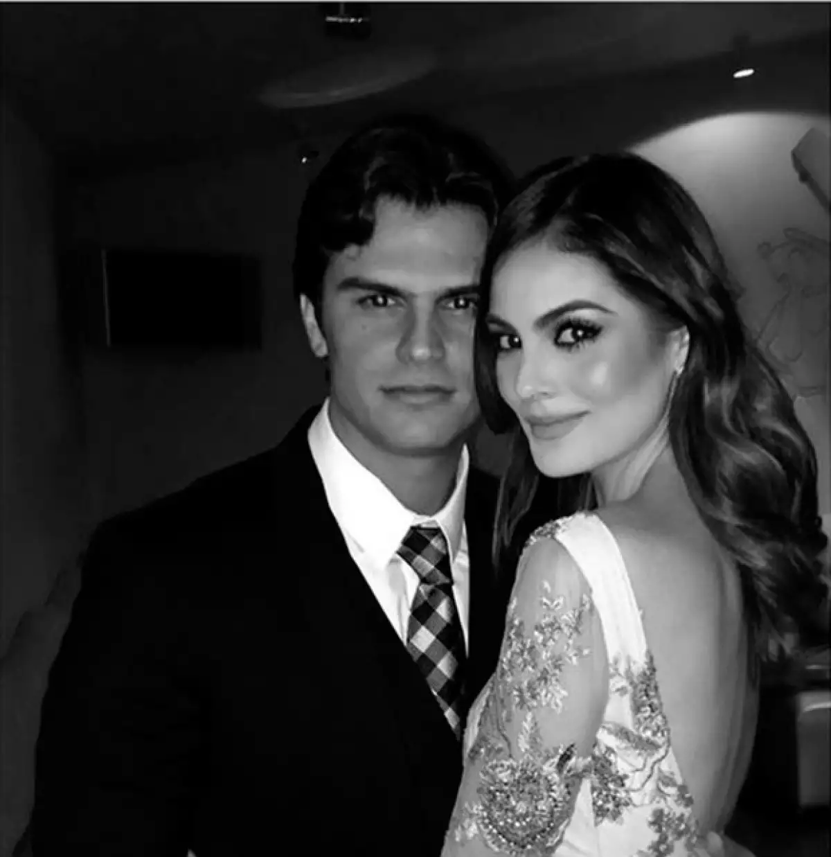 La ex Miss Universo publicó una fotografía junto al empresario Juan Carlos Valladares Jr., en cuyos comentarios sus amistades dejaron en evidencia que hay un posible noviazgo entre ellos.