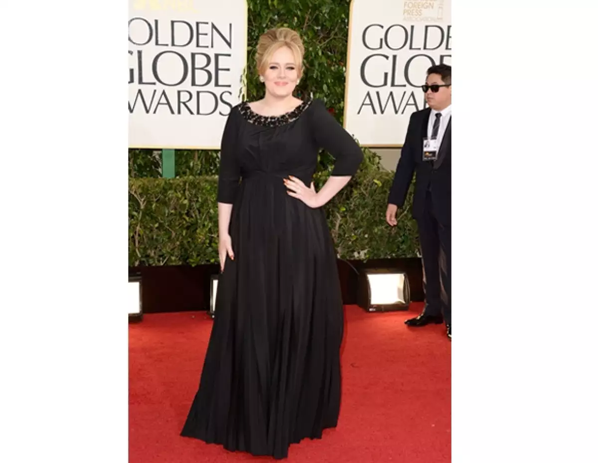 Adele nos muestra otro de sus talentos, ahora se une con Fendi y otras 9 famosas para diseñar su versión de un bolsa, el dinero será donado a la organización Kids Company.