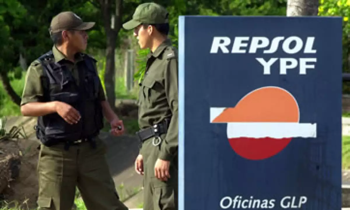 Los dividendos de YPF se reparten mayormente entre Repsol-YPF, con 57.43% de la compañía, y el argentino Grupo Petersen, de la familia Eskenazi, que controla 25.46%. (Foto: AP)