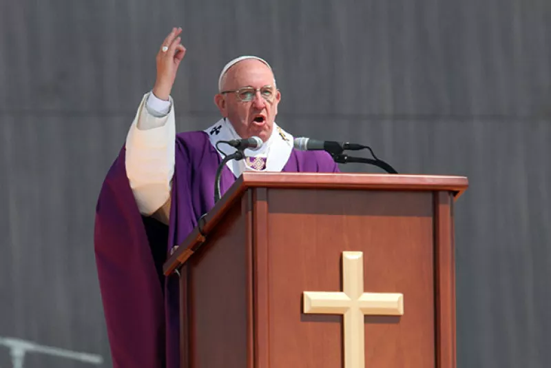 El pontífice pidió que la sociedad se una para generar oportunidades en México; advirtió también sobre las injusticias de generan los “buscadores de fama”.