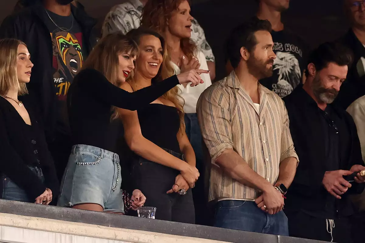 Taylor Swift, Blake Lively y Ryan Reynolds apoyando a Travis Kelce en el partido de los Chiefs de Kansas contras los Jets de Nueva York.