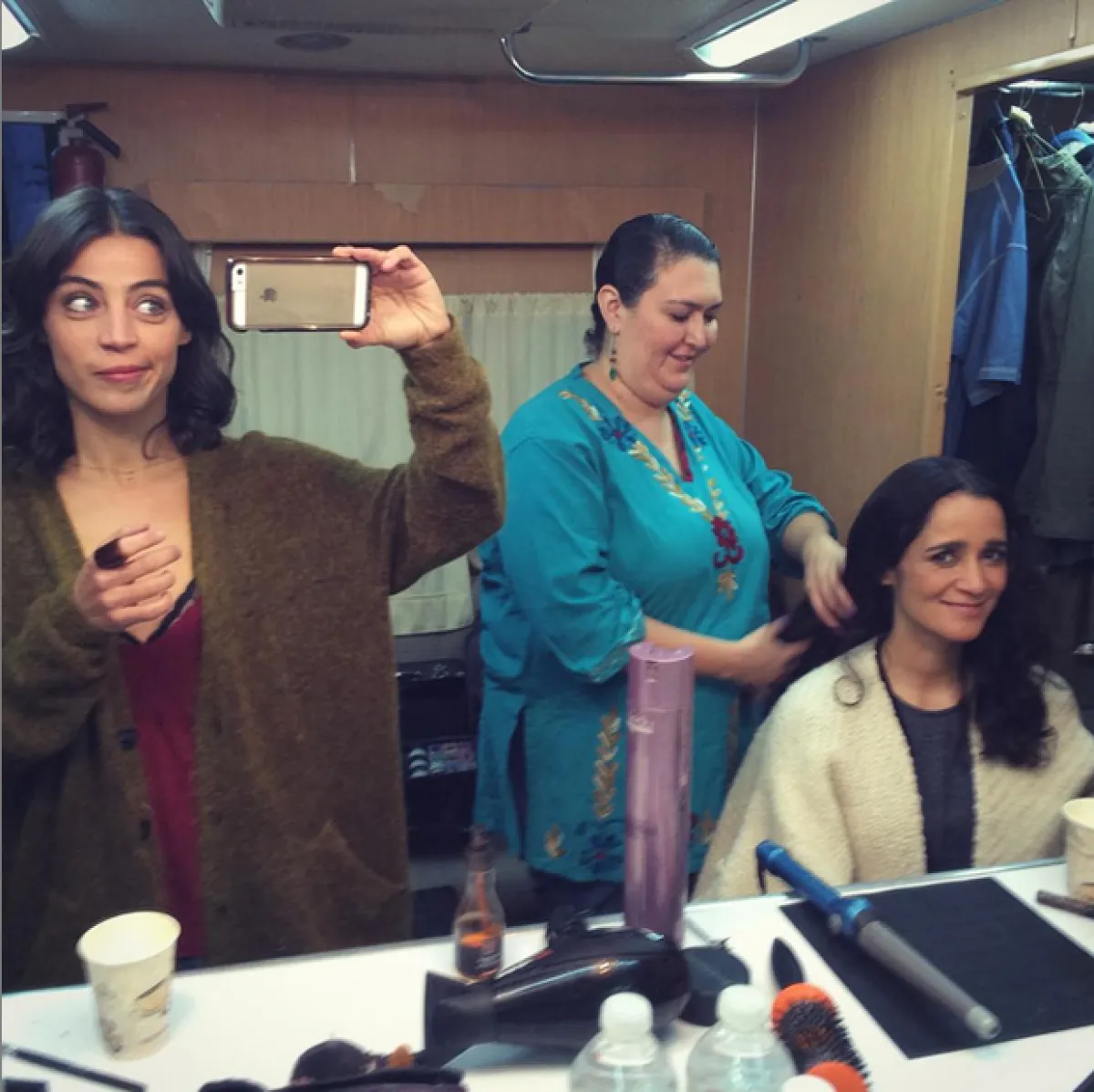 Ilse Salas y Julieta Venegas en pleno proceso de maquillaje y peinado.