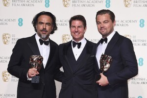 El actor posó con Alejandro González Iñárritu y Leonardo DiCaprio como ganadores de la categoría Best Film.