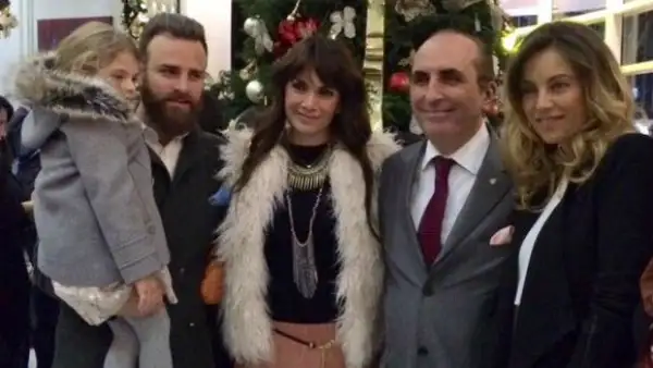 La noche del jueves la actriz y el conductor fueron invitados, junto a sus respectivas familias, a encender el tradicional árbol de Navidad en el Hotel St. Regis de la Ciudad de México.