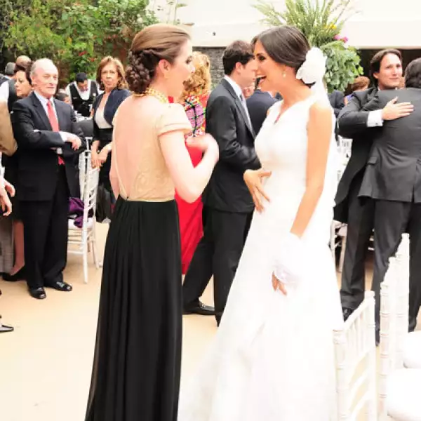 La combinación de color y una increíble espalda descubierta son la mejor opción para esta temporada, como lo modela Paulina Font.