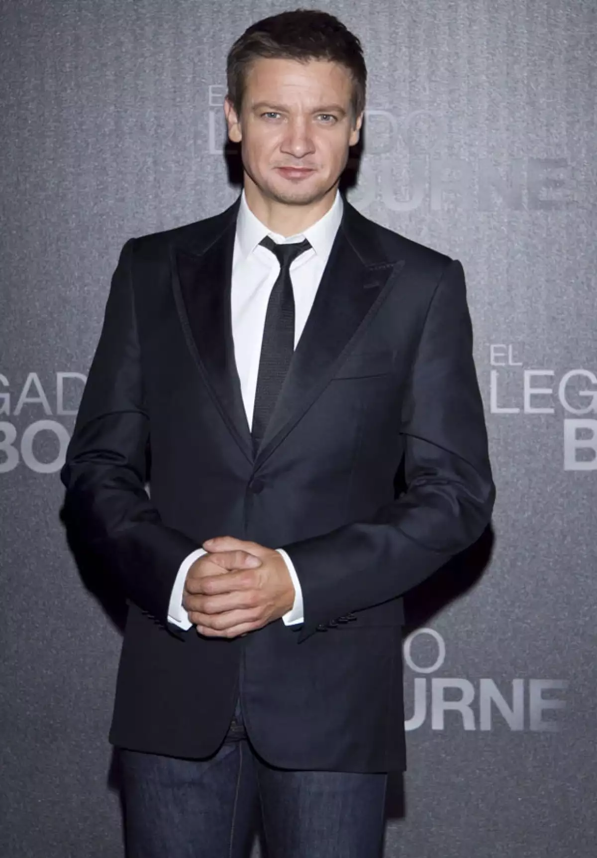 El protagonista de "El Legado Bourne", quien estuvo de visita en México esta semana, confesó que no sabe del trabajo de la veracruzana en Hollywood y tampoco conoce a Demian Bichir y Diego Boneta.