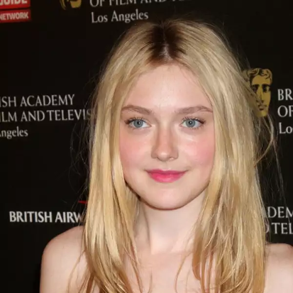 Dakota Fanning, de 17 años, pasó de ser una tierna niña a una guapa fashionista.