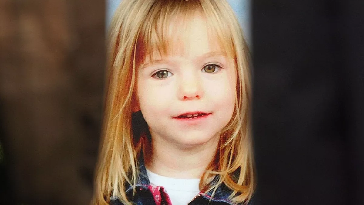 Una foto de la niña desaparecida Madeleine McCann es sostenida por su tía Philomena McCann mientras da entrevistas televisivas después de visitar el Parlamento el 16 de mayo de 2007 en Londres.
