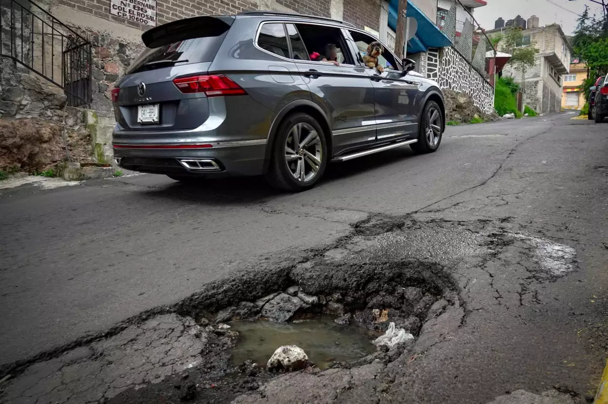 Cómo exigir el pago por el daño de tu auto tras caer en un bache