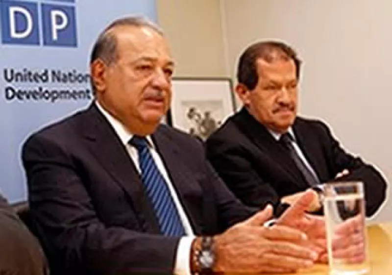 Durante sus participación en el foro, Slim dijo que los Gobiernos y las empresas pueden ayudar a combatir las desigualdades de América Latina.  (Foto: AP)