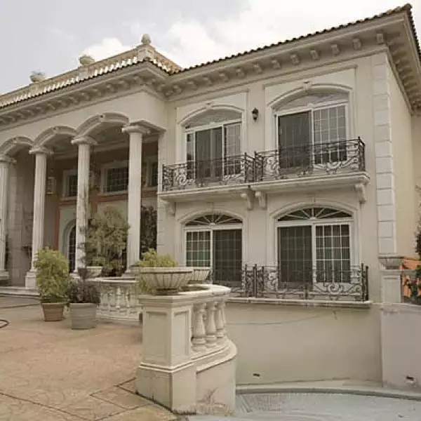 La casa de Zen Li Ye Gon en Lomas de Chapultepec, donde en marzo de 2007 se le decomisaron más de 205 millones de dólares en efectivo, también está a resguardo de la paraestatal.