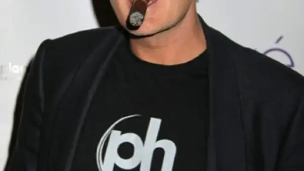 Se dice que Charlie Sheen usa bigote para pasar inadvertido y así poder encontrarse con su amante quien le cobra tres mil dólares por hora por su compañía.