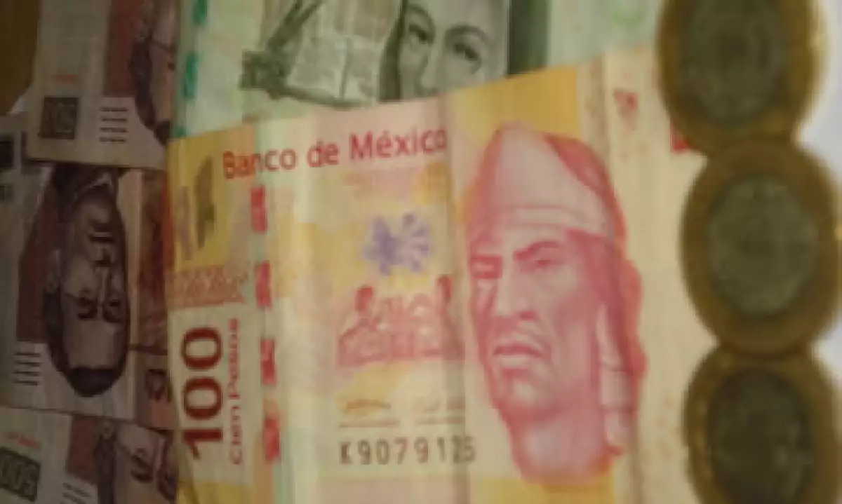 En ventanillas de bancos y casas de cambio, el peso operaba en 11.37 por dólar a la compra y en 11.77 pesos a la venta. (Foto: Karina Hernández)