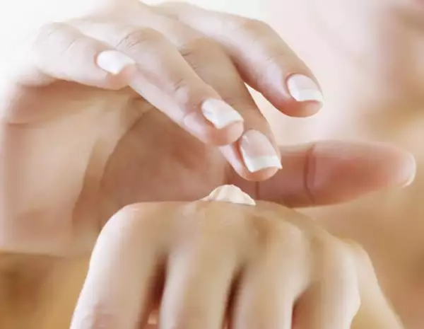 Cuida tus manos y pies por las noches con aceites.