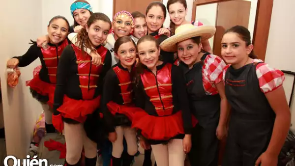 Alumnas vestidas de militares y campesinas