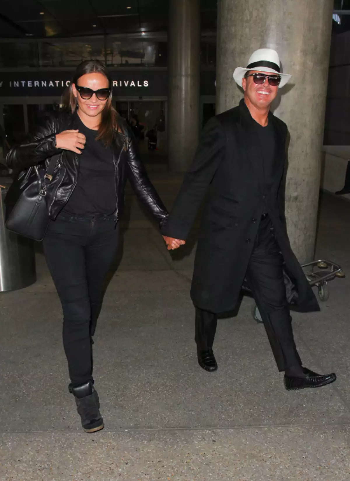 El cantante y su novia sonrieron frente a las cámaras.