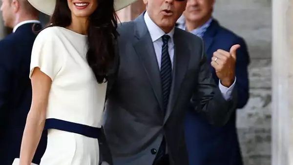 Luego de la ceremonia nupcial este fin de semana, la pareja de moda ha oficiliazado su unión casándose por lo civil este lunes en el Palazzo Ca&#39 Loredan de Venecia.