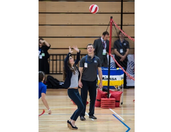 La Duquesa jugó voleibol con atletas promesa.