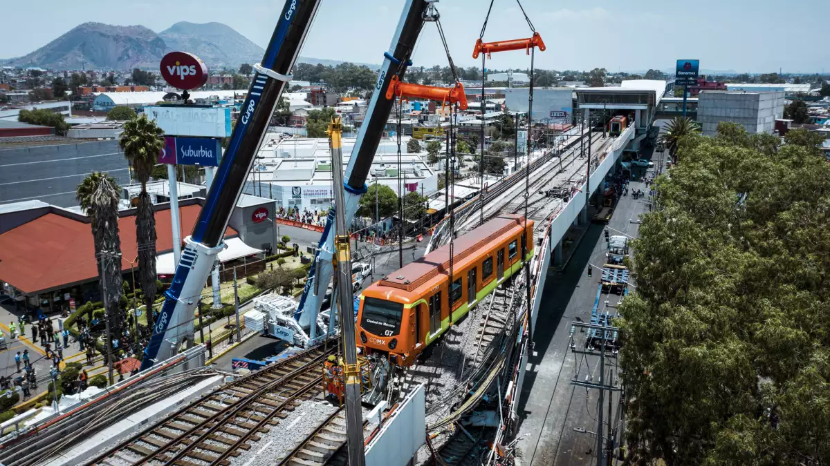 Retiran el segundo vagón que cayó tras el colapso de una ballena de la estación Olivos de la Línea 12 del Metro.