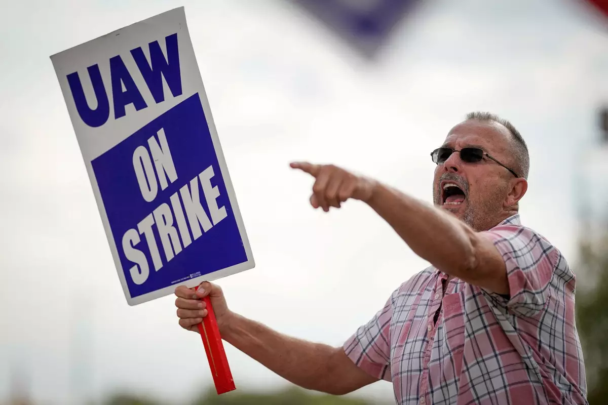 Huelga automotriz en Estados Unidos; trabajadores de GM, Ford y Stellantis detienen actividades