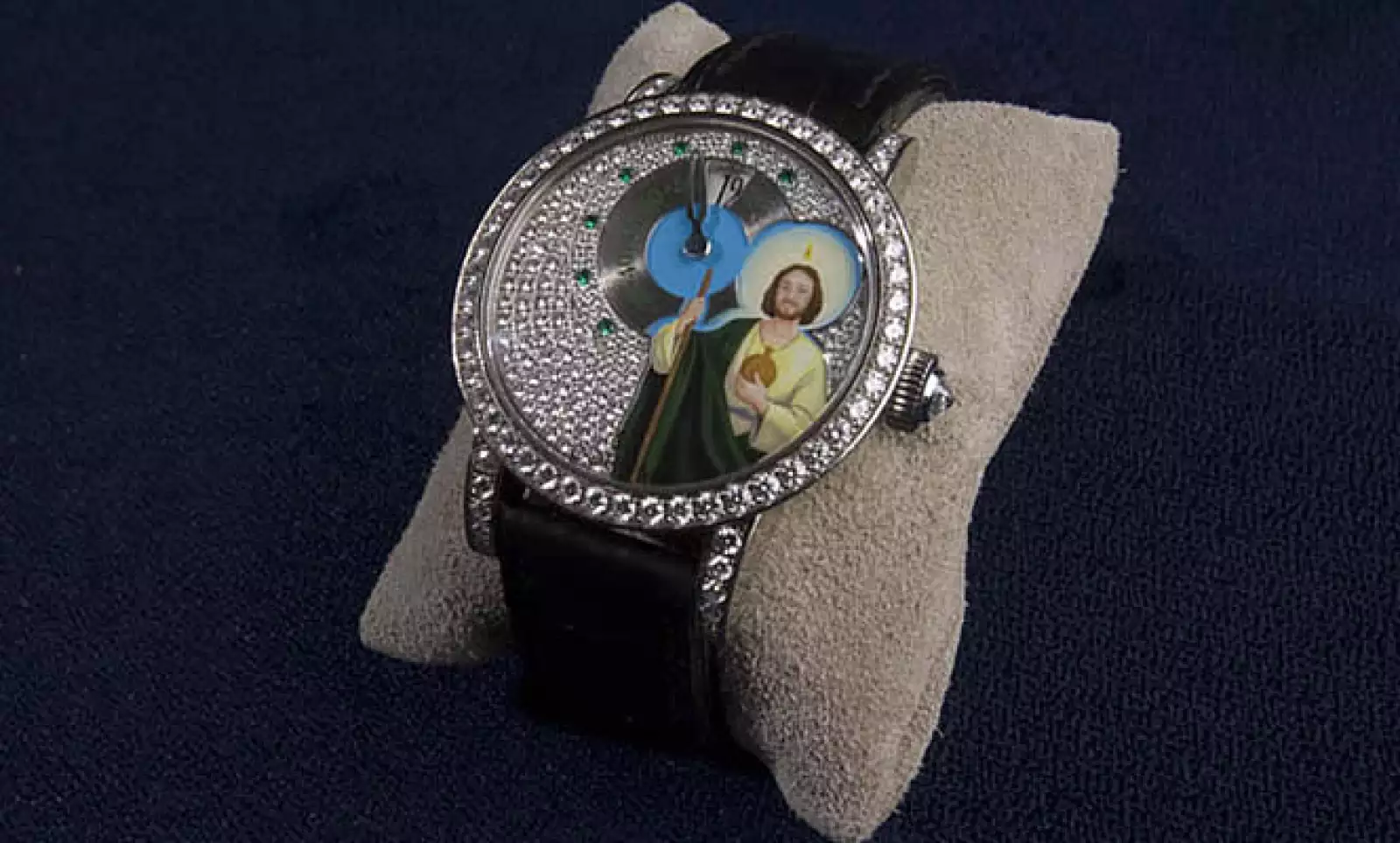 Este reloj muestra la imagen de San Judas Tadeo, un santo muy venerado en México. También hay uno con la Santa Muerte, que se llama Happy Ghost.