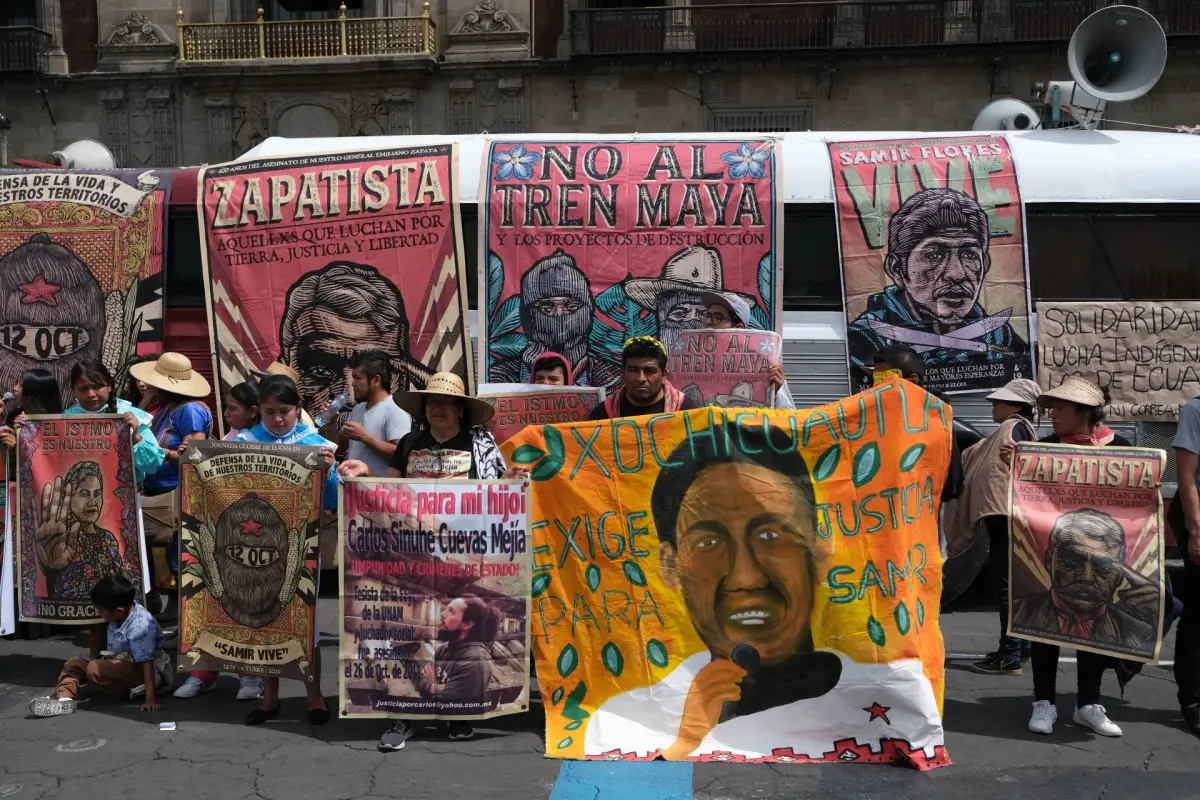 Activistas defensores del medio ambiente despliegan mantas y carteles.