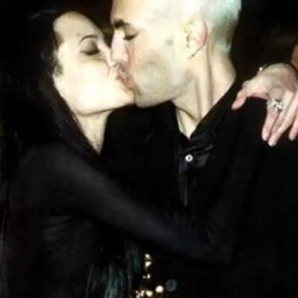 Angelina Jolie dio de qué hablar luego de que le plantó un beso a su hermano James Haven, en la 72 edición de los Oscar.