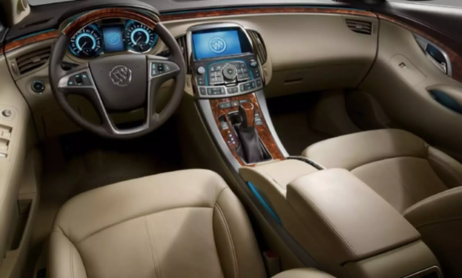 Además, para comodidad y seguridad de sus ocupantes incluye frenos de disco con sistema ABS en las cuatro ruedas, sistema de sonido con reproductor para CD, MP3, USB, auxiliar para iPod y nueve bocinas Harman/Kardon.