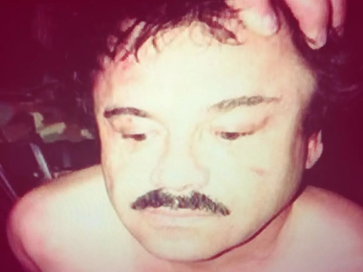 Esta es la imagen que circula en redes sociales en la que se aprecia a militares tomando al supuesto narcotraficante de la cabeza, y con algunas lesiones en el cuerpo.
