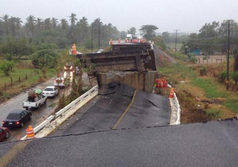 Puente da�ado Tecpan, Guerrero