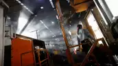 (Trabajadores en una maquiladora)