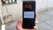 La mano izquierda de una personas sostiene un teléfono celular en donde suena la alerta sísmica.jpg