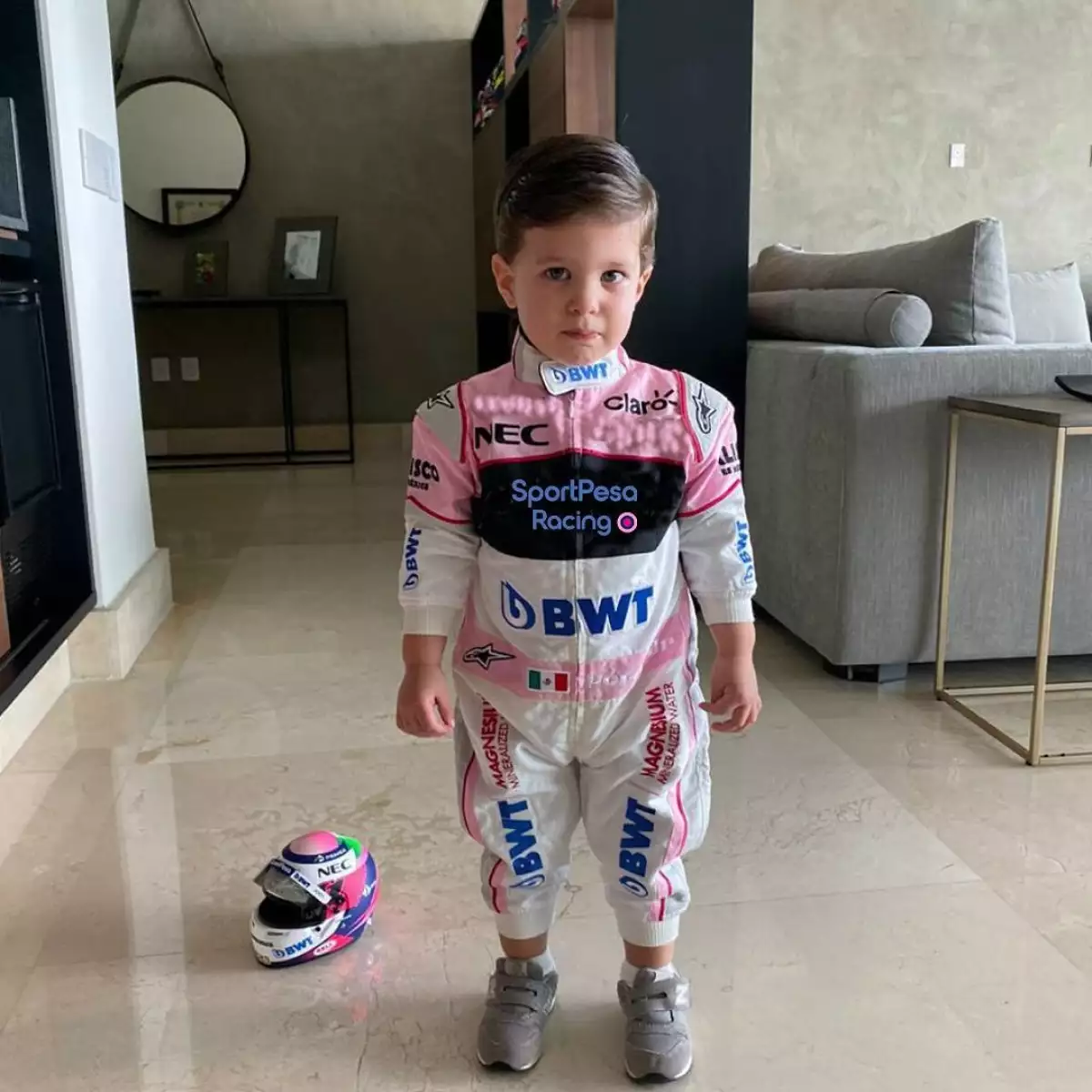 Checo disfrazó a chequito de piloto hace algunos años para Halloween