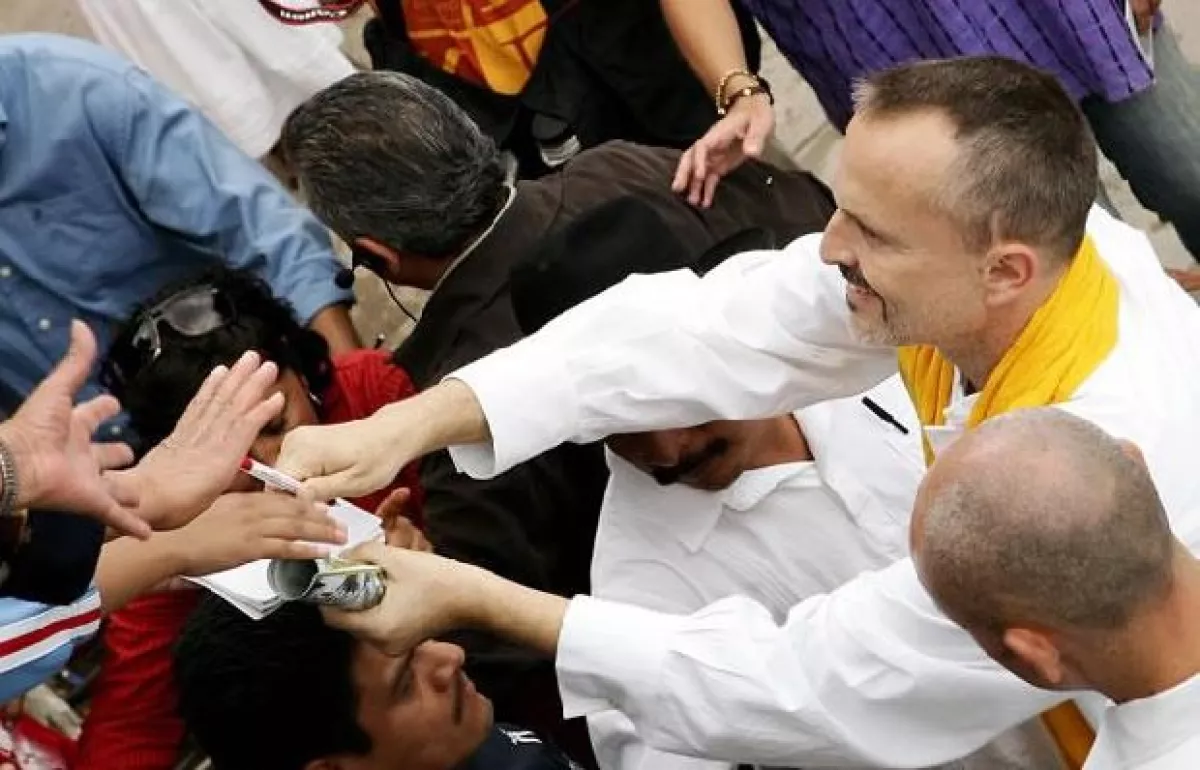 A su paso por el albergue, el cantante se detuvo en tres ocasiones para regalar autógrafos.