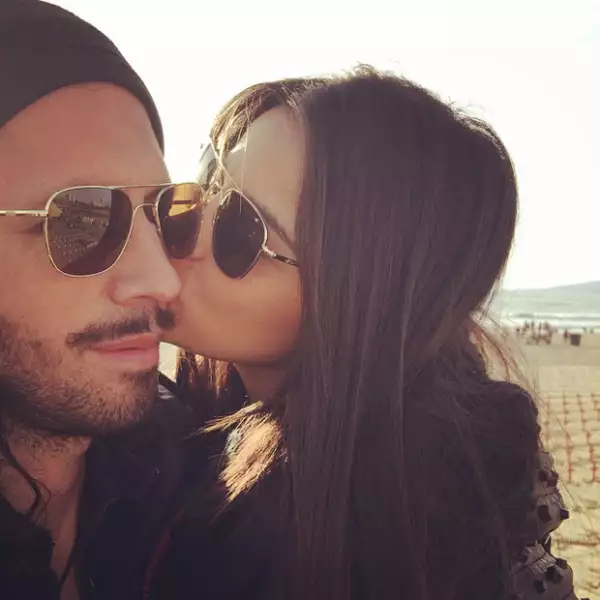 Maite no puede ocultar lo enamorada que está de su pareja.